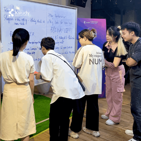 Các bạn trong đội chơi cùng nhau đưa ra những ý tưởng mới