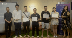 Chứng chỉ được trao tận tay đến các bạn học viên