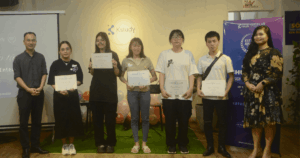 Chứng chỉ được trao tận tay đến các bạn học viên