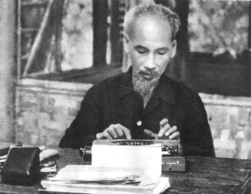 bác hồ đang viết báo