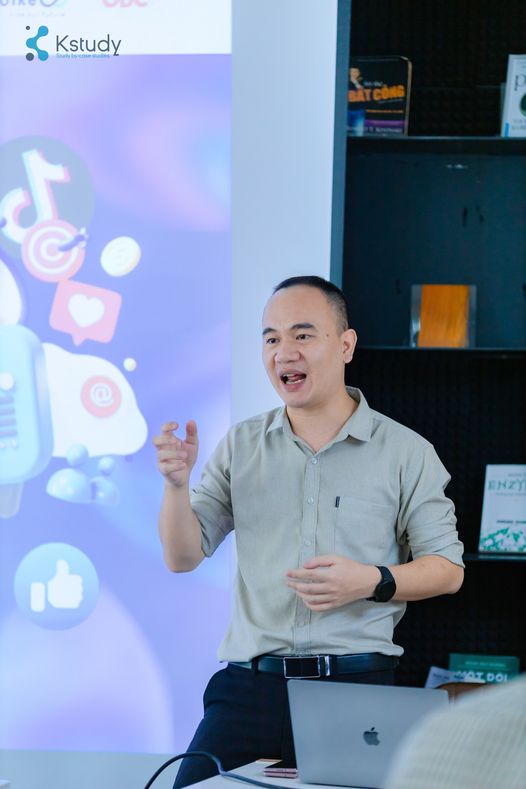 Diễn giả Nguyễn Đình Khiêm chia sẻ tại sự kiện 