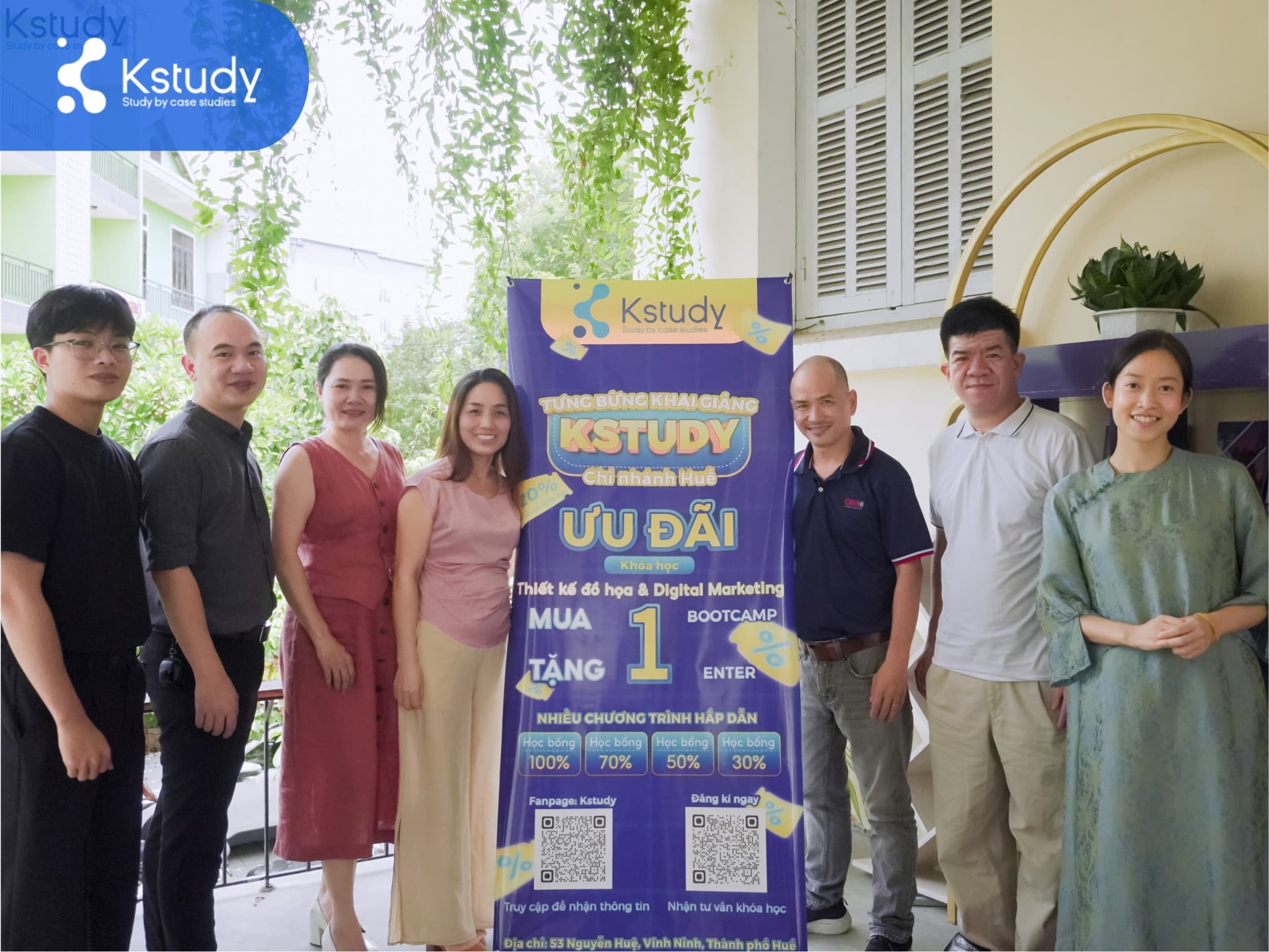 Founder Nguyễn Đình Khiêm và Chị Hoàng Hoà Bình - Giám đốc Học viện Kstudy chi nhánh Huế chụp hình cùng cá nhân và doanh nghiệp sau sự kiện.